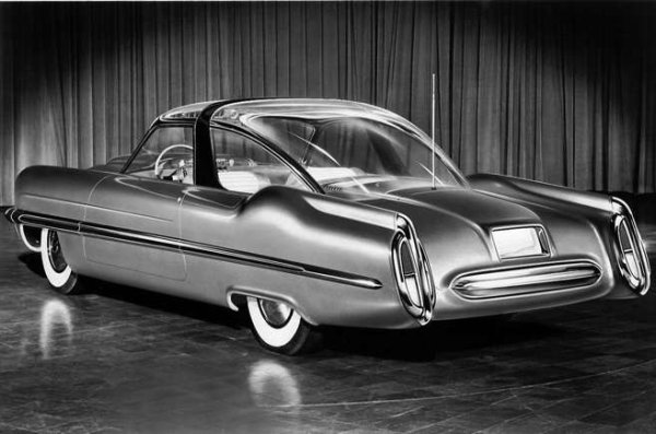 С автоматична трансмисия с бутон, XL-500 трябваше да осигури безпроблемно шофиране. Проблемът, представен от цялото това стъкло, щеше да бъде решен от нововъзникващата тогава технология за климатизация. Която също беше  включва.
Стандартното оборудване също имаше телефон и вградени букси в случай на спукване на гума.